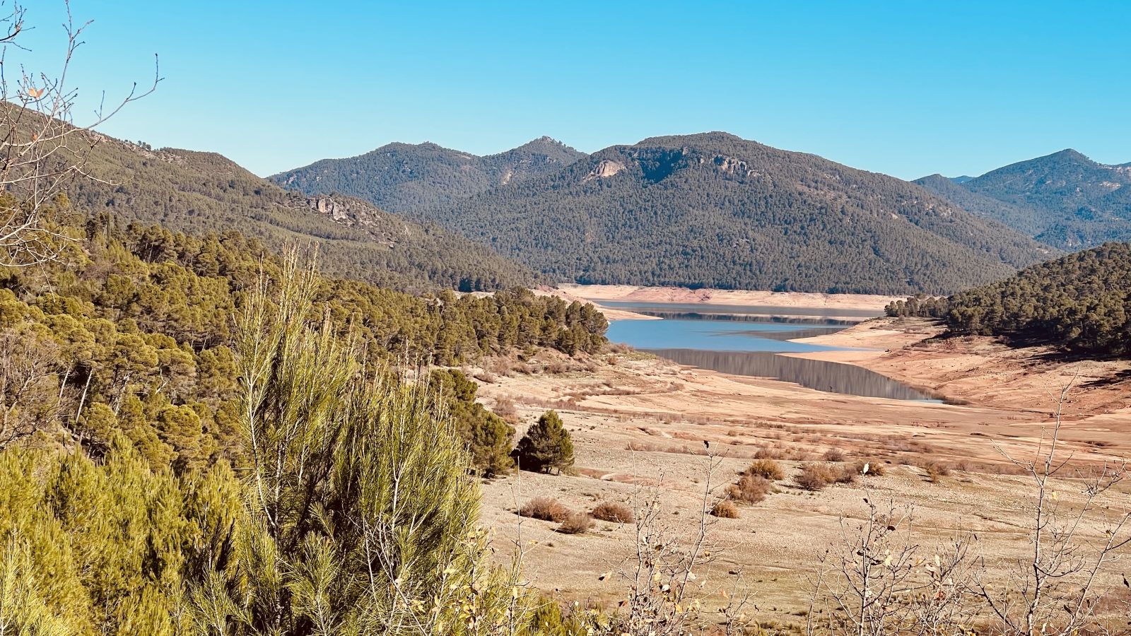 Stausee Embalse de Tranco de Beas, beängstigend sieht er aus, es ist ja erst Ende Winter anfangs Frühling, der See wird nur durch Regen gefüllt, wenn welcher fällt!