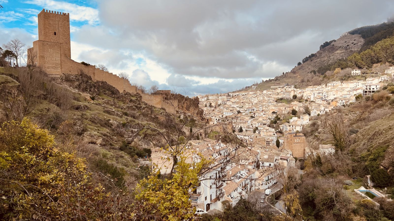 Cazorla an den Hügel gepflastert mit dem Castillo de la Yedra, wir sind auf 848 MüM.
