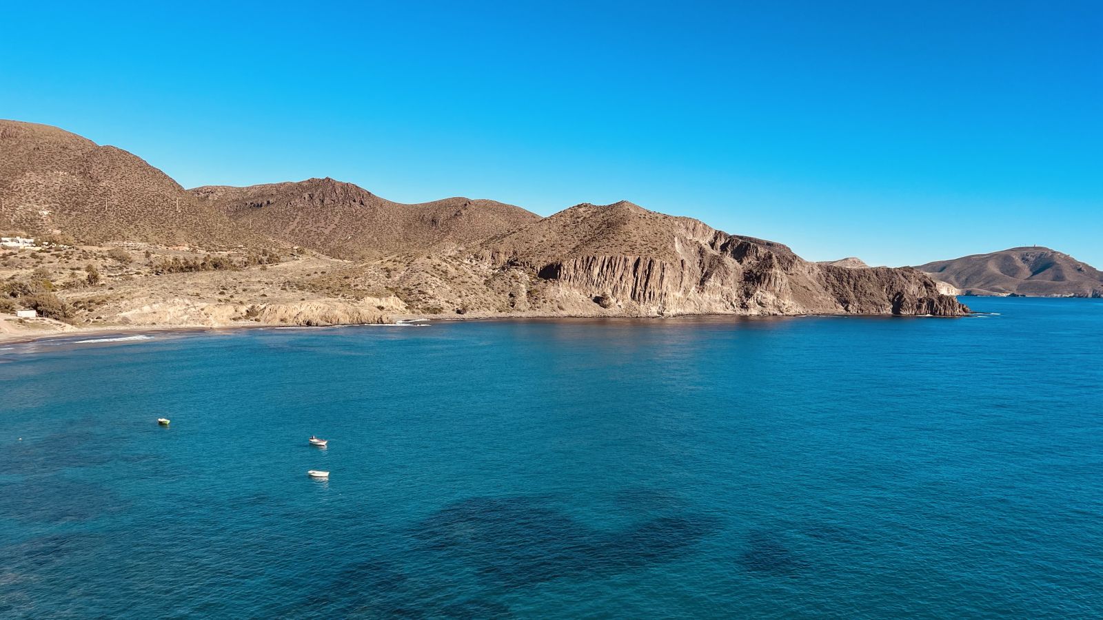 Einer der wenigen unverbauten Küstenabschnitte in La Isleta del Moro.