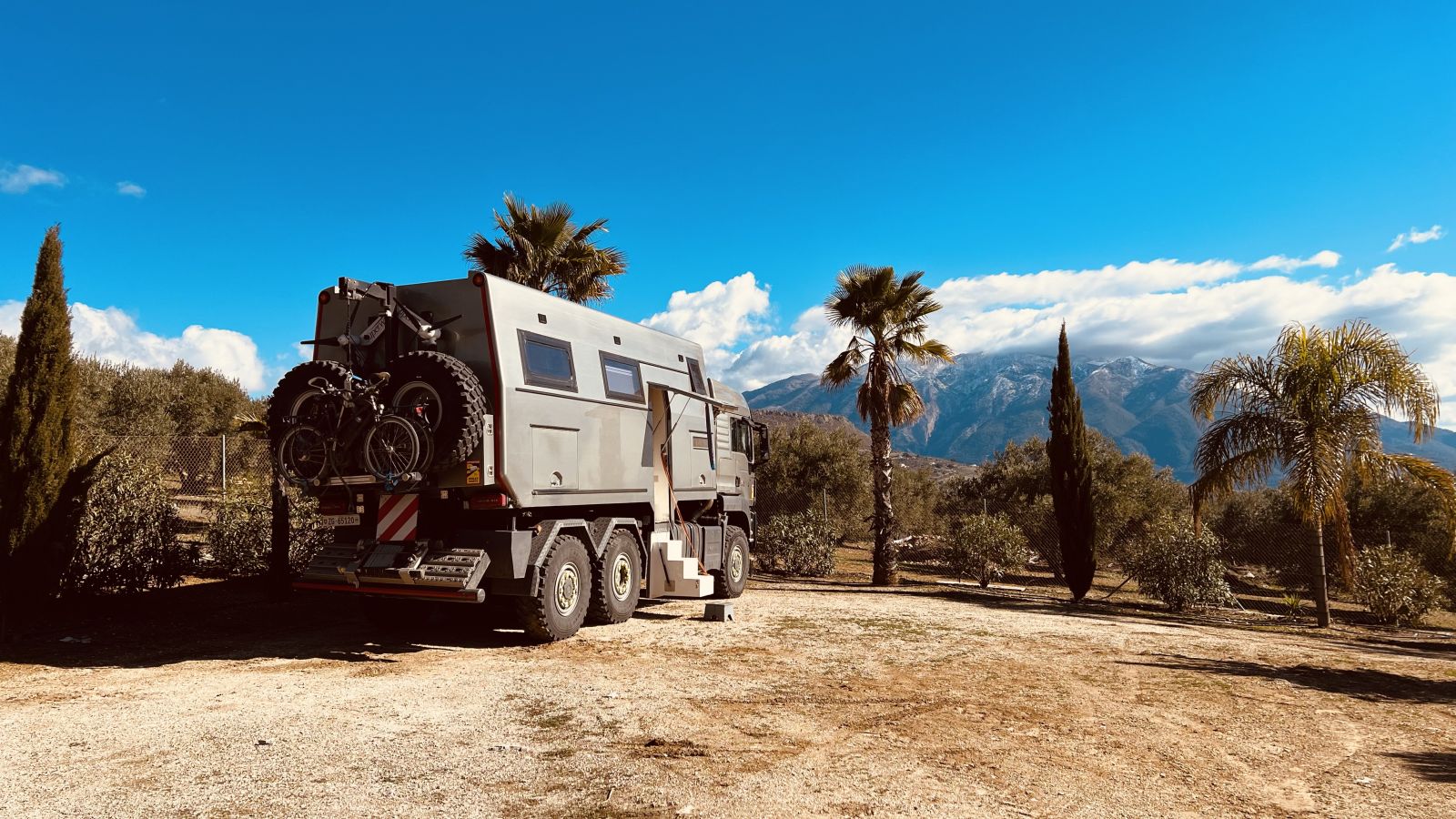 Auf diesem wunderbaren Stellplatz steht unser Expeditionsmobil.