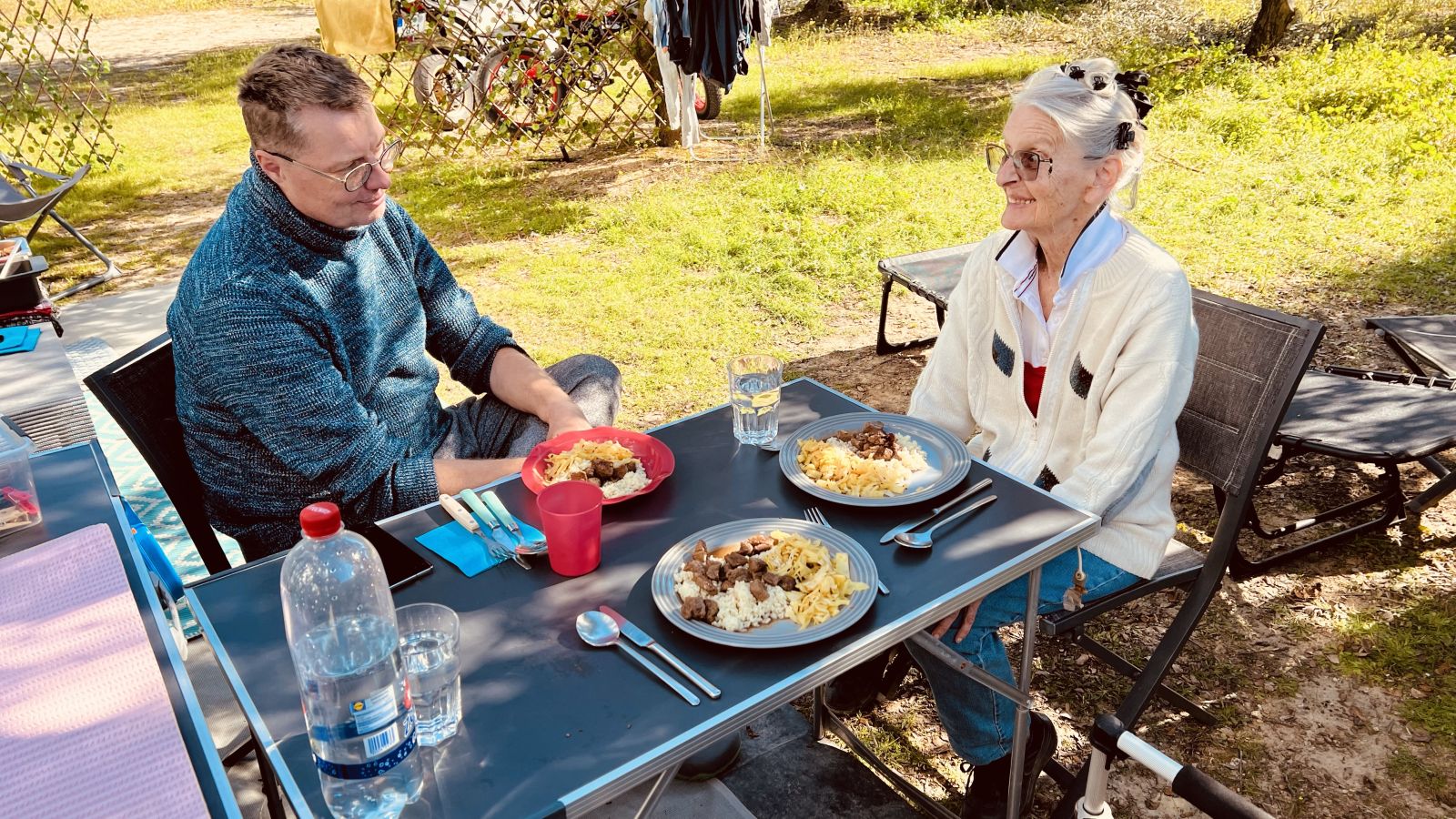 Bei reger Diskussion wird das Festmahl genossen