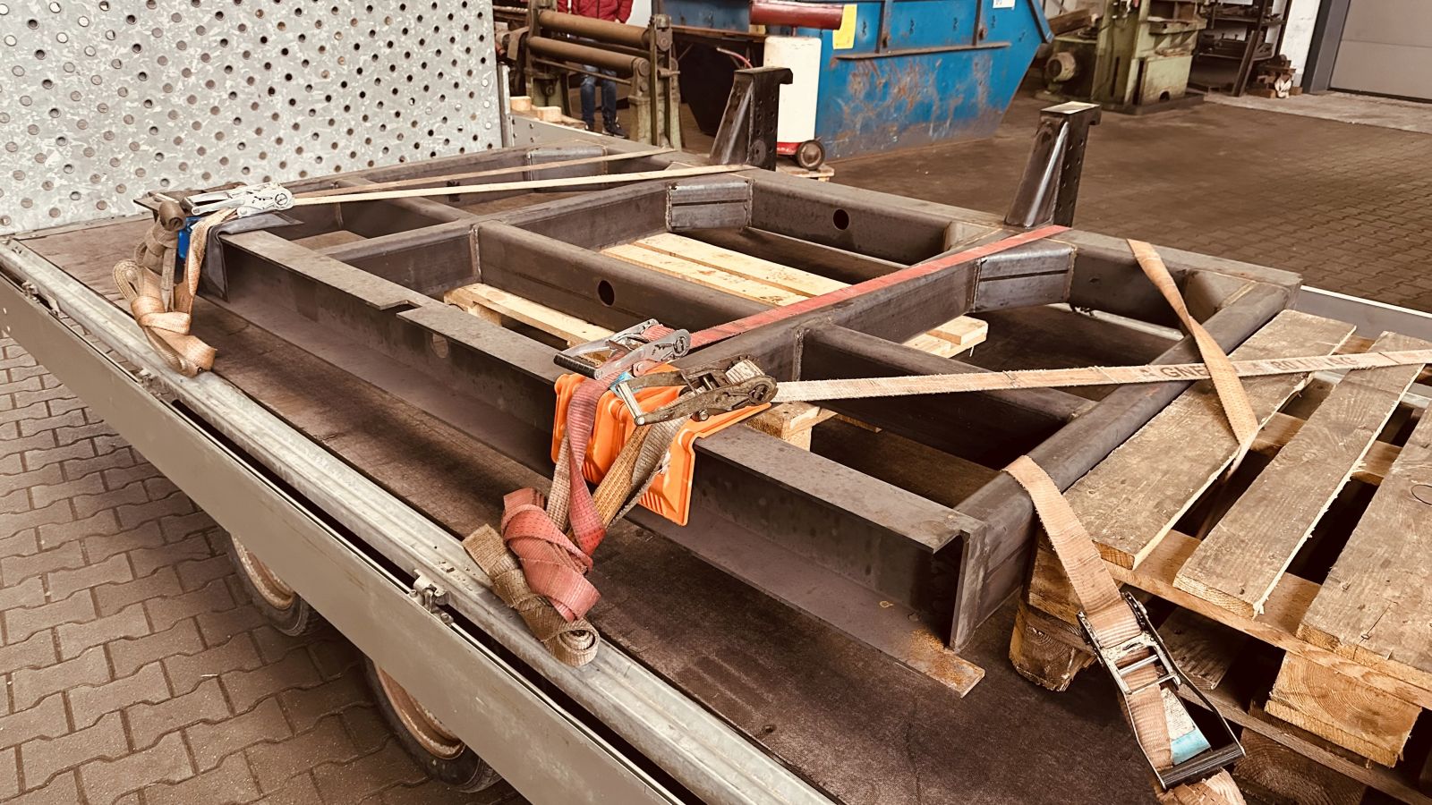 Der Grundrahmen wurde soeben Spannungsfreigeglüht angeliefert